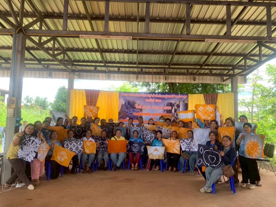 โครงการส่งเสริมอาชีพการทำผ้ามัดย้อมกลุ่มสตรีตำบลโพนสูง ประจำปีงบประมาณ 2568